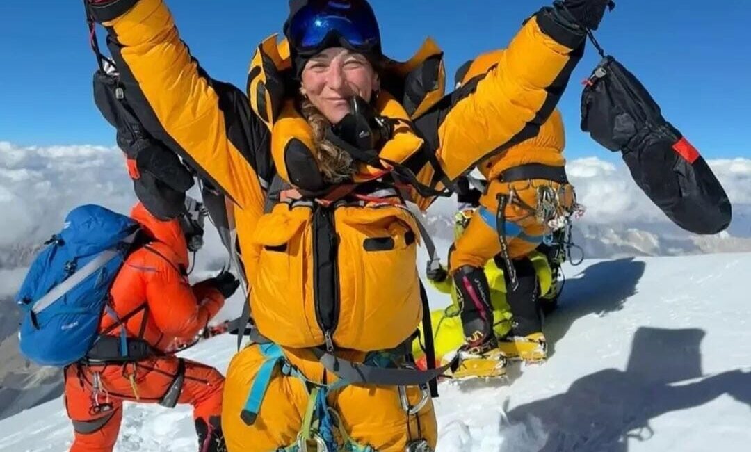 Denizlili dağcı Gülnur Tumbat, K2 Dağı'na tırmanarak Türk bayrağını dalgalandıran