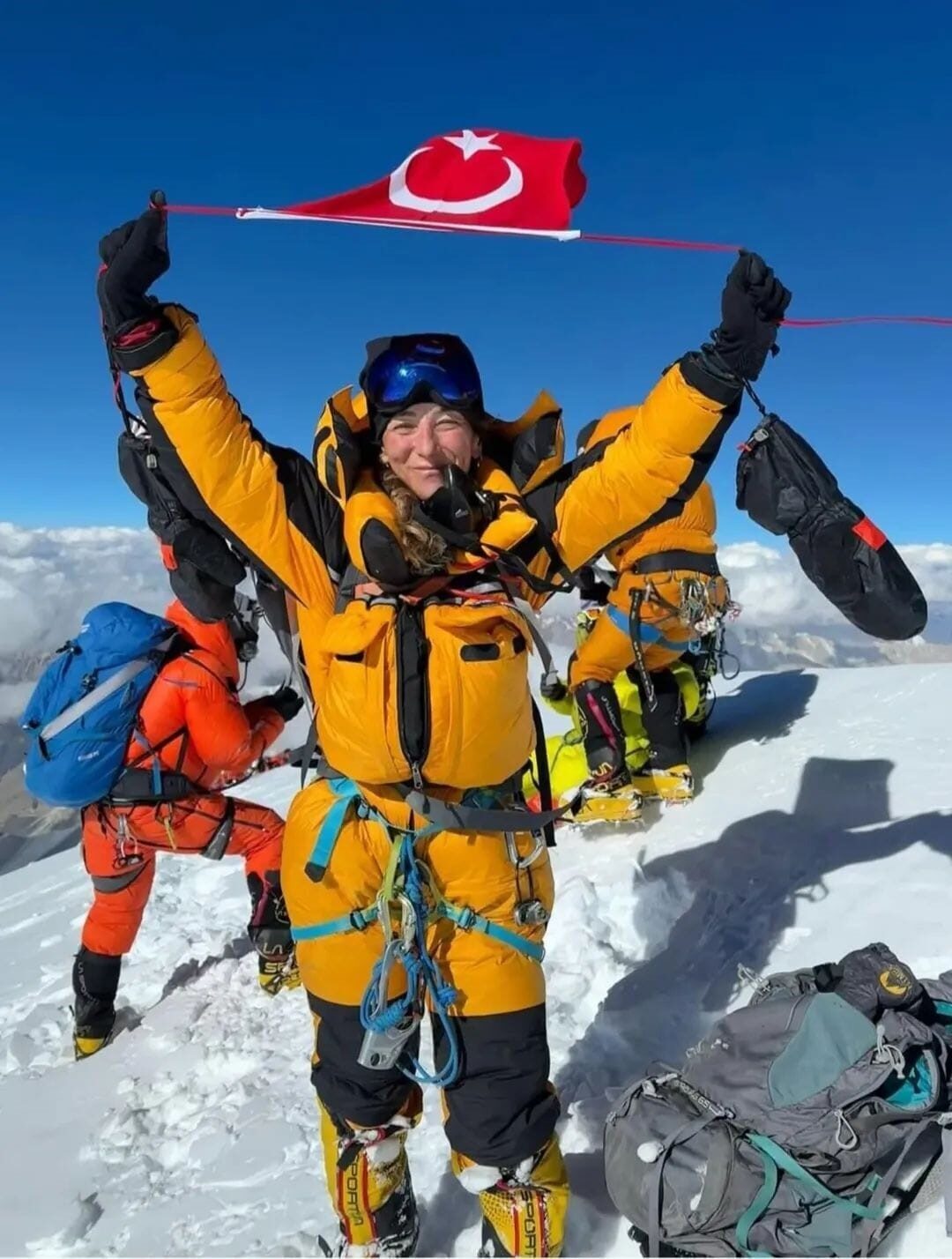 Denizlili dağcı Gülnur Tumbat, K2 Dağı'na tırmanarak Türk bayrağını dalgalandıran