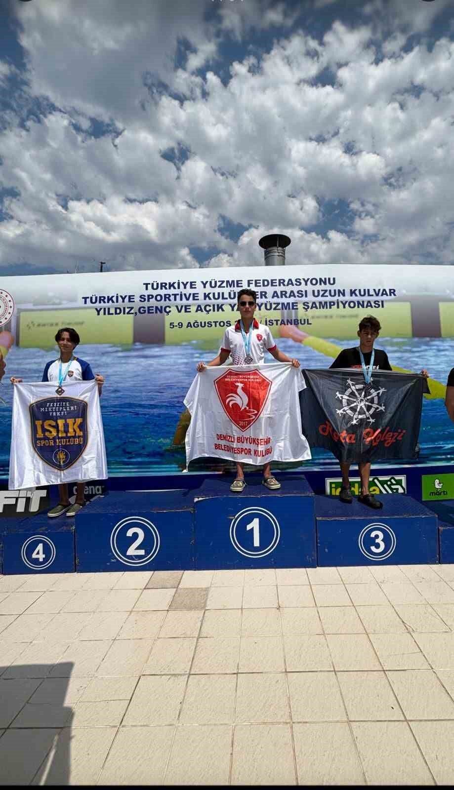 Yüzme sporcusu Mehmet Sarhanlı, İstanbul'da gerçekleştirilen Kulüpler Arası Uzun Kulvar