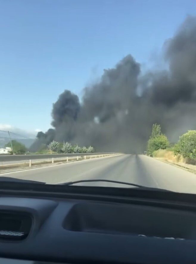 Tokat'ın Söngüt köyündeki bir atık kumaş deposunda çıkan yangın, gökyüzünü
