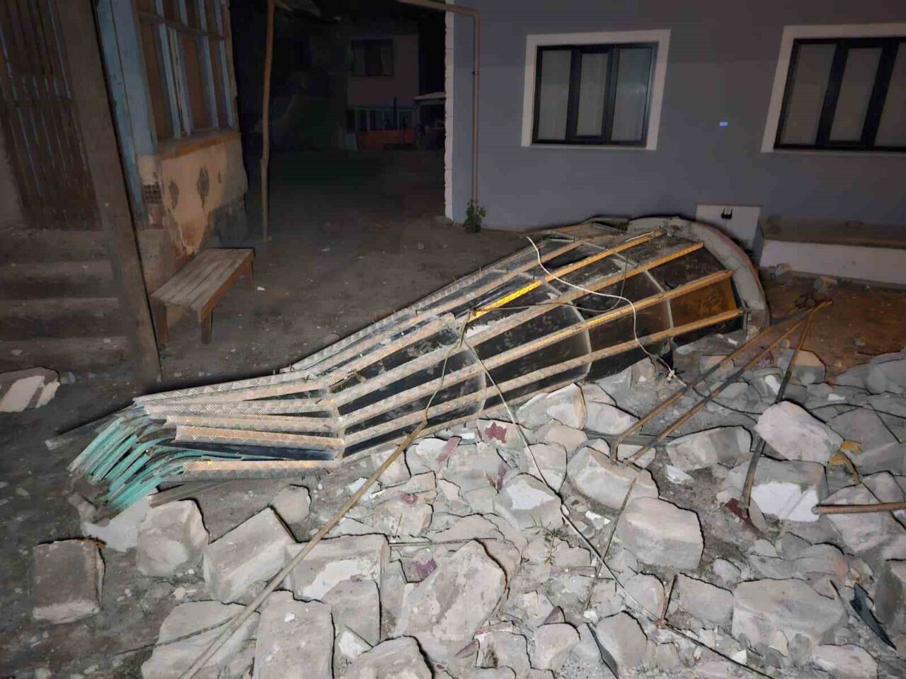 Balıkesir’in Sındırgı ilçesinde 6,1 büyüklüğündeki deprem, Gölcük ve Kızılgül mahallelerinde