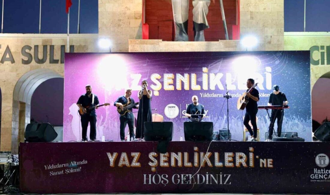 Didim Belediyesi, yaz şenliklerini Cumhuriyet Kent Meydanı'nda düzenlenen bir konserle