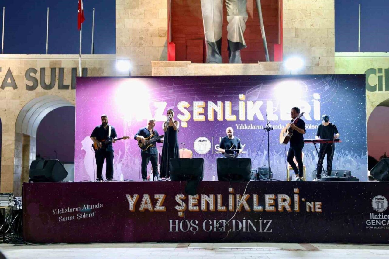 Didim Belediyesi, yaz şenliklerini Cumhuriyet Kent Meydanı'nda düzenlenen bir konserle