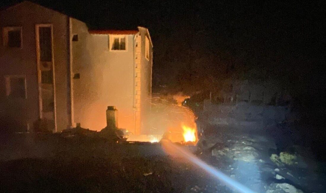 İzmir'in Dikili ilçesindeki Çandarlı Mahallesi'nde bir sitede çıkan yangın, rüzgarın