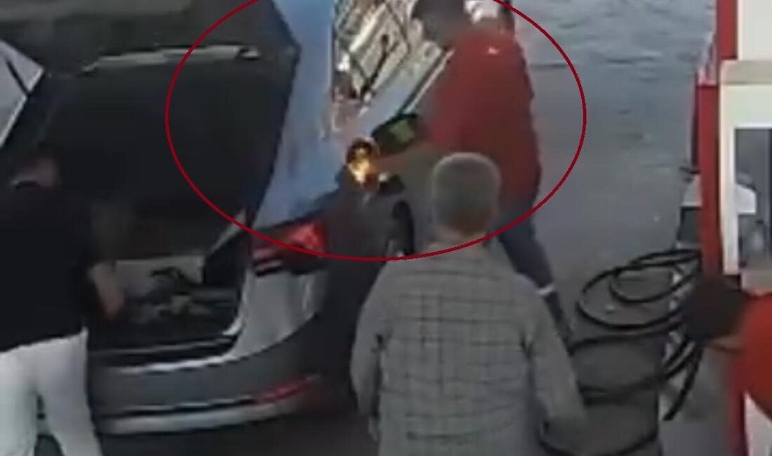 Diyarbakır'daki bir akaryakıt istasyonunda, bir otomobilin yakıt alırken yangın çıkması