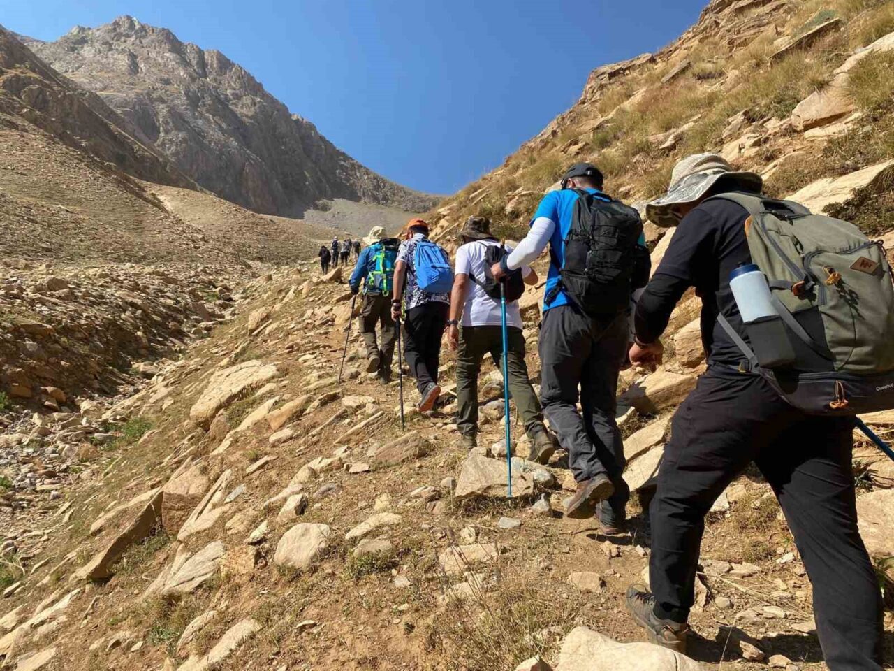 Gevaş-Bahçesaray arasında düzenlenen 20 kilometrelik doğa yürüyüşüne yaklaşık 20 doğasever