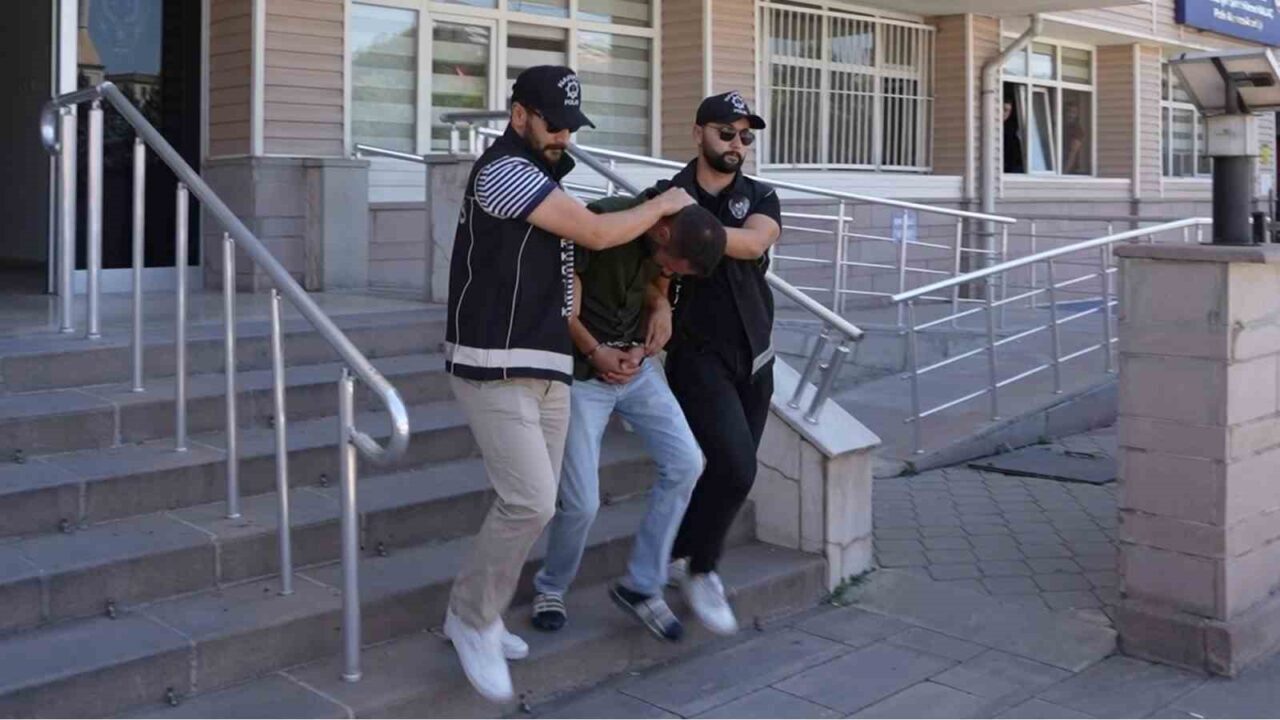 Kırıkkale'de bir kamu hastanesinde görevli M.T.C., yönettiği doktor hesapları aracılığıyla