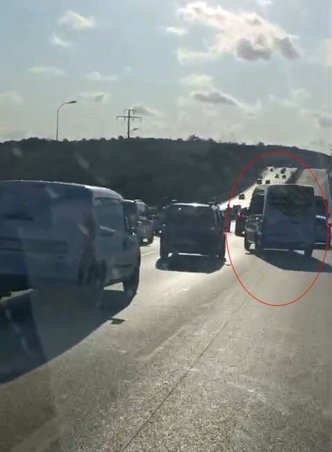 Arnavutköy'de düğün konvoyundaki bazı gençler, tehlikeli hareketlerle trafikte keyifli anlar