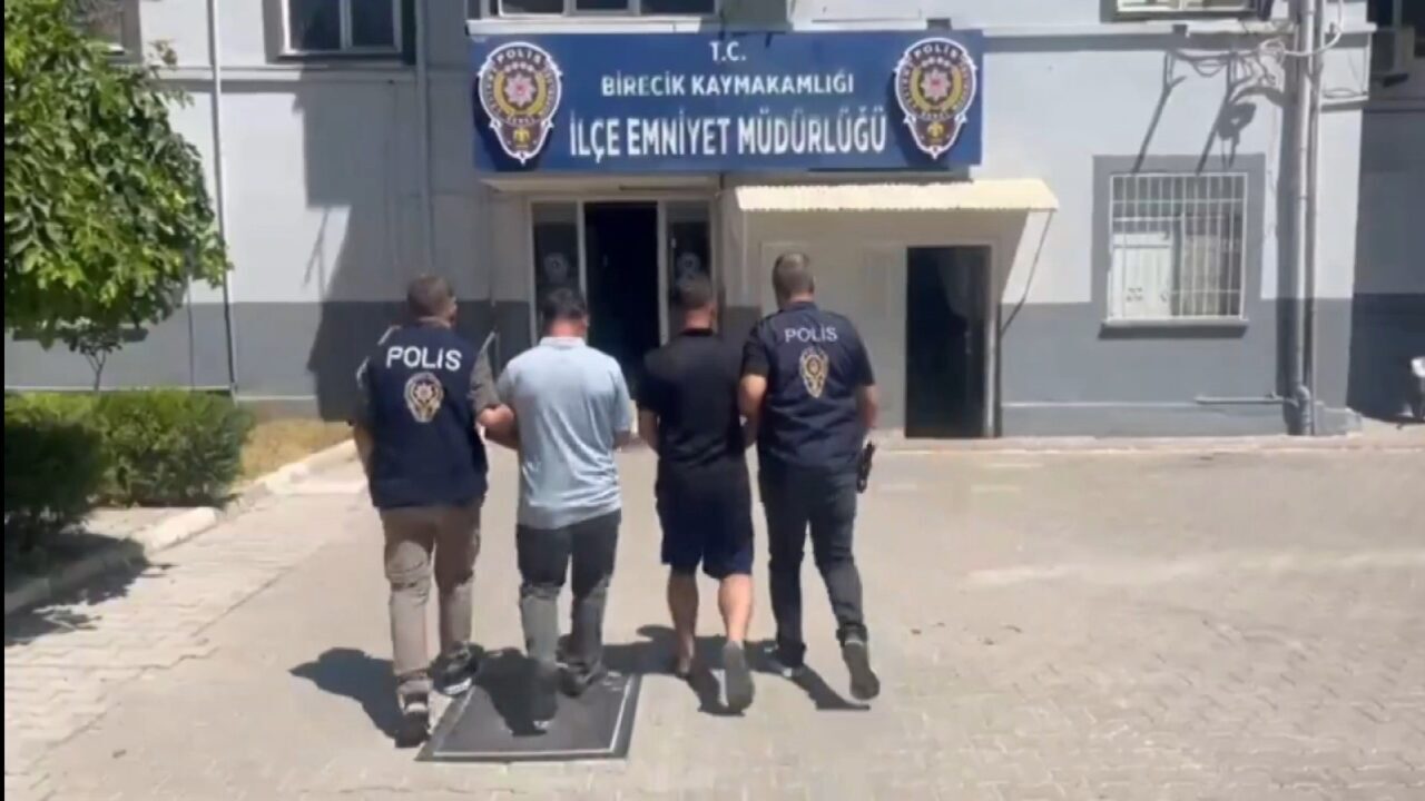 Şanlıurfa'nın Birecik ilçesindeki bir düğünde havaya ateş açan A.K. ve
