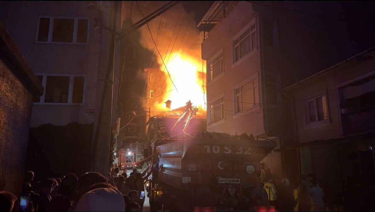 Balıkesir’in Dursunbey ilçesinde çıkan yangında iki ev zarar gördü. İtfaiye