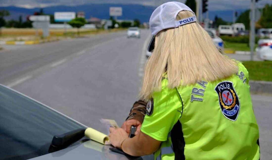 Düzce'de gerçekleştirilen trafik denetimlerinde, Jandarma ve Polis ekipleri 13 bin