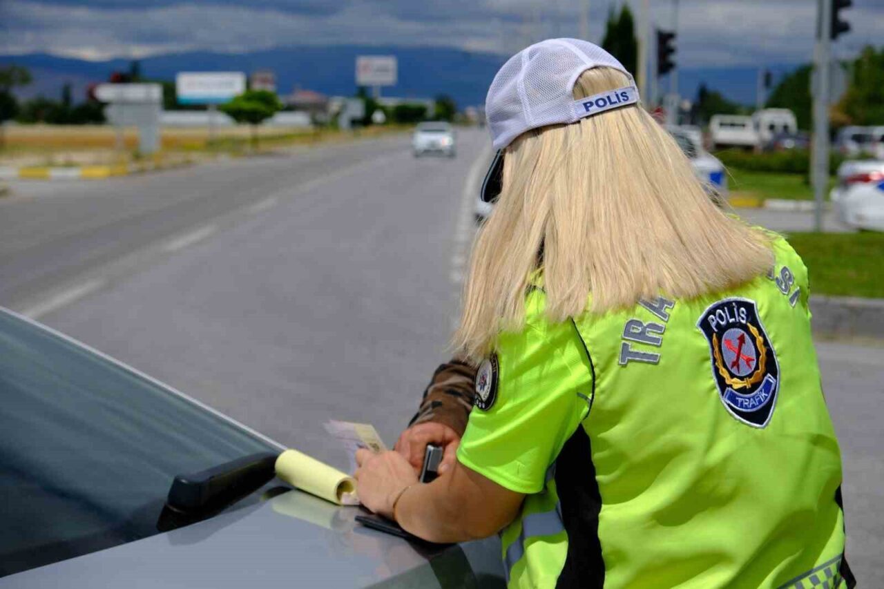 Düzce'de gerçekleştirilen trafik denetimlerinde, Jandarma ve Polis ekipleri 13 bin