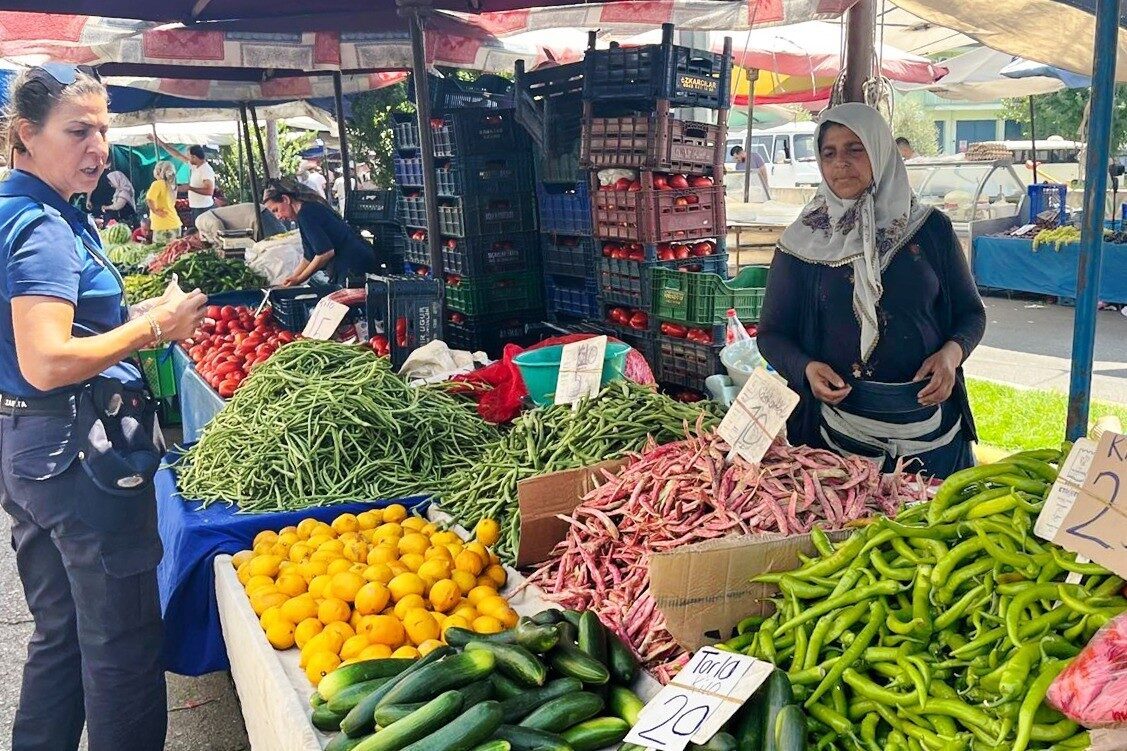 Aydın'ın Efeler ilçesinde zabıta ekipleri, pazar yerlerinde fiyat etiketi denetimlerini