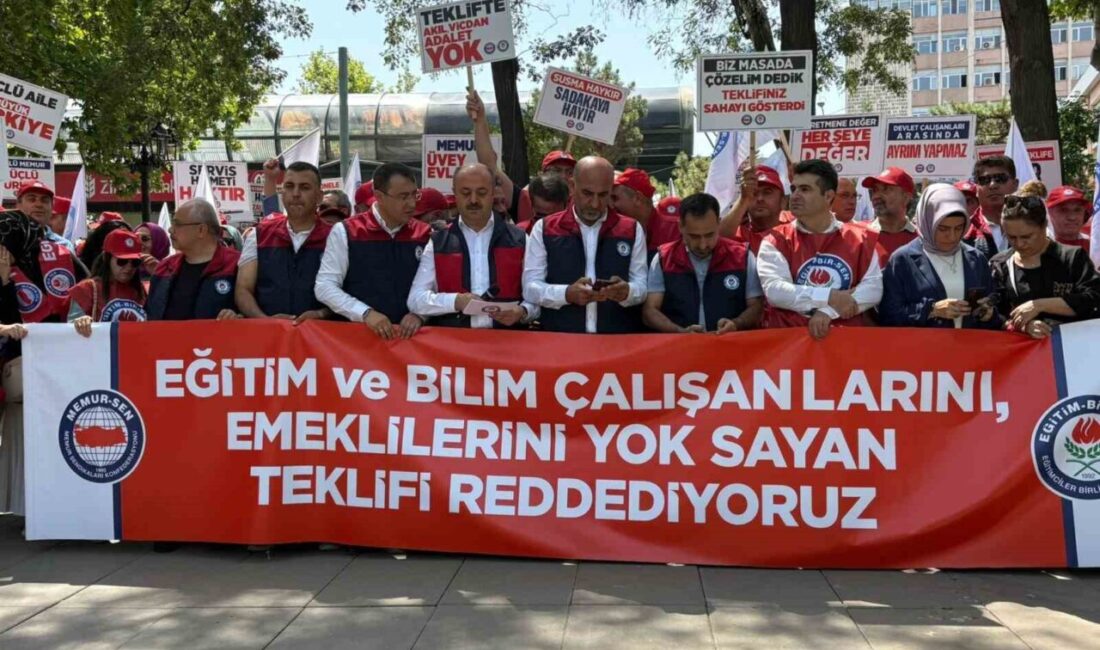 Eğitim-Bir-Sen, Milli Eğitim Bakanlığı önünde düzenlediği eylemde 8. Dönem Toplu
