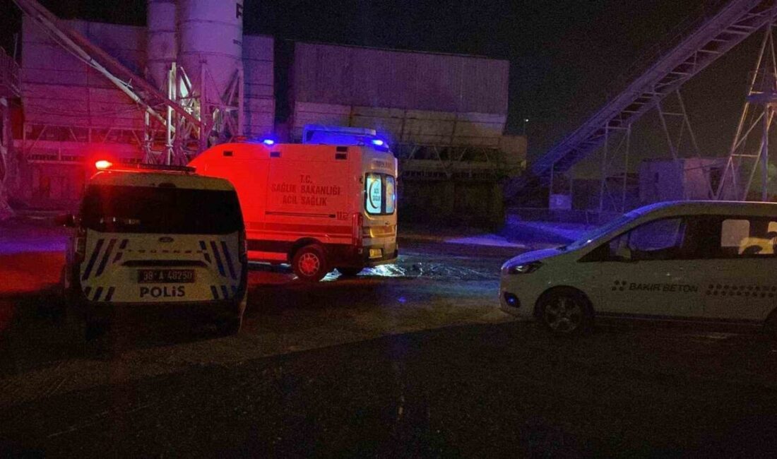 Kayseri'nin Kocasinan ilçesinde bir çimento firmasında çalışan şoför, kamyonu boşaltırken