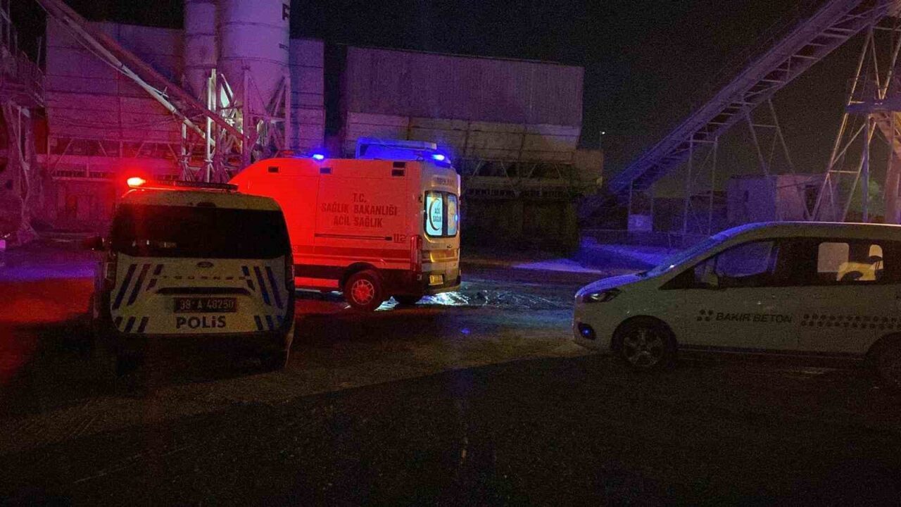 Kayseri'nin Kocasinan ilçesinde bir çimento firmasında çalışan şoför, kamyonu boşaltırken