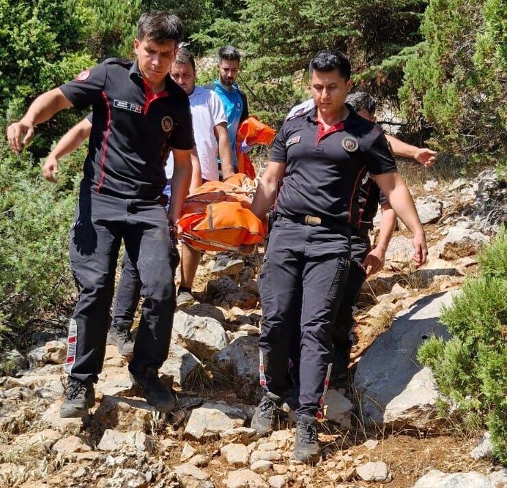 Kahramanmaraş'ta Muharrem K., kardeşiyle birlikte ekşi toplarken kalp krizi geçirerek