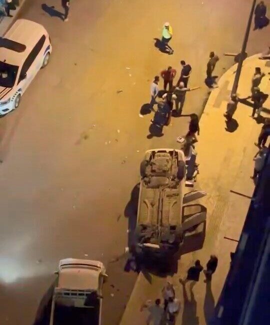 Elazığ'da İstasyon Caddesi'nde sürücüsünün kontrolü kaybetmesi sonucu takla atan 34