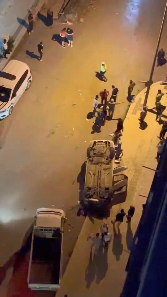 Elazığ'da İstasyon Caddesi'nde sürücüsünün kontrolü kaybetmesi sonucu takla atan 34