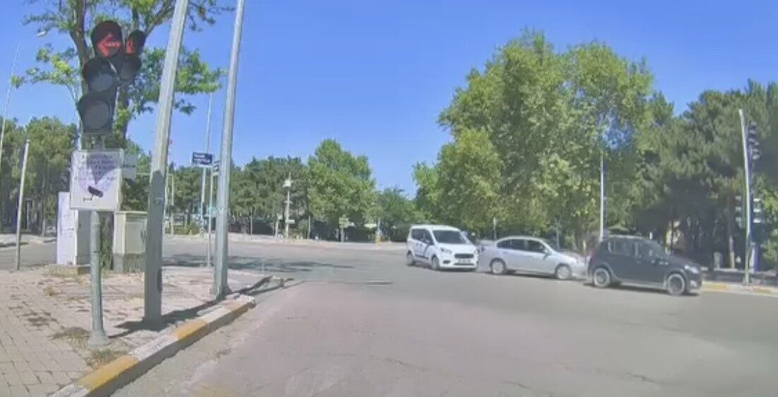 Elazığ'ın Zübeyde Hanım Caddesi'nde 3 aracın birbirine çarpmasıyla zincirleme kaza