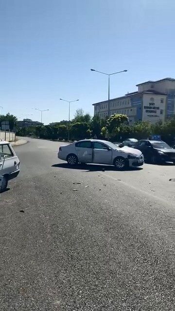Elazığ'da Ataşehir Mahallesi'nde meydana gelen zincirleme trafik kazasında C.Y. idaresindeki