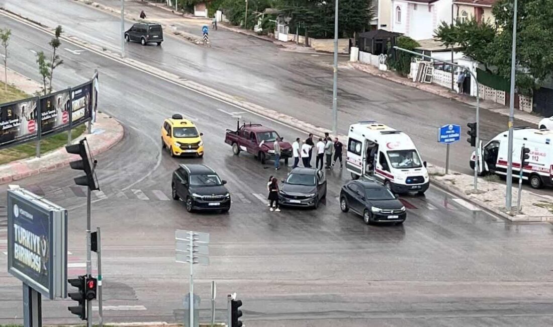 Elazığ'ın Doğukent Mahallesi'nde üç aracın karıştığı zincirleme trafik kazasında bir