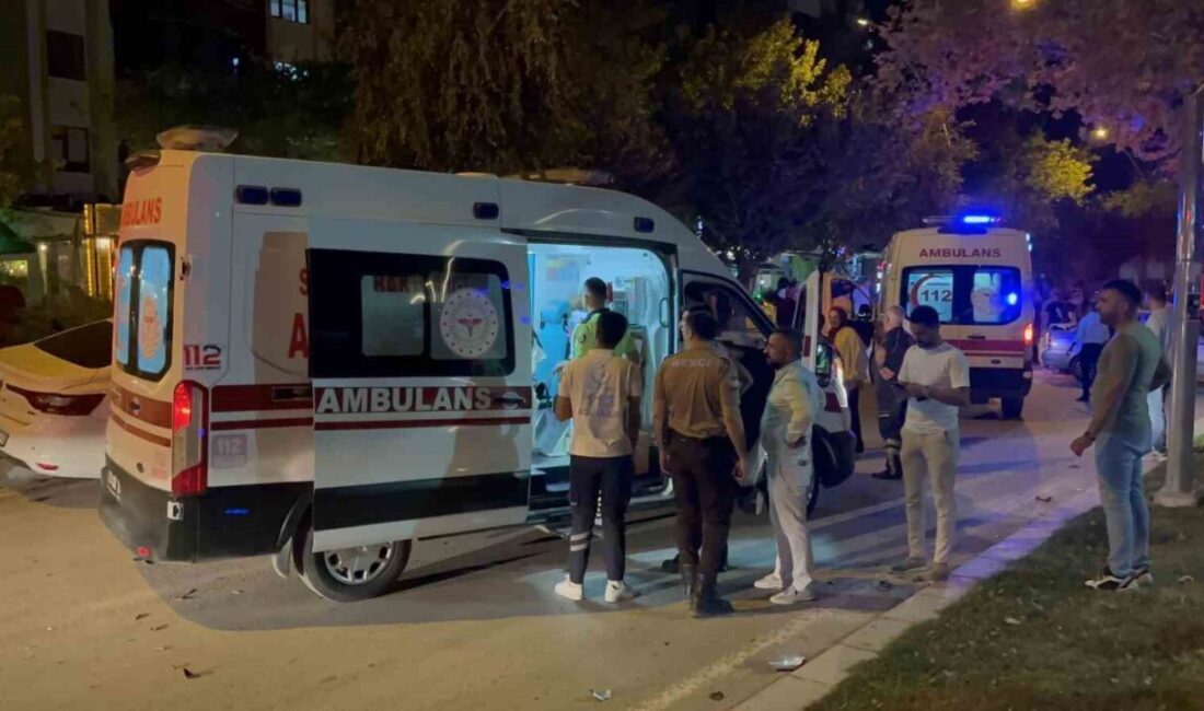 Elazığ'da Sürsürü İmam Efendi Bulvarı’nda bir minibüs ile üç otomobilin