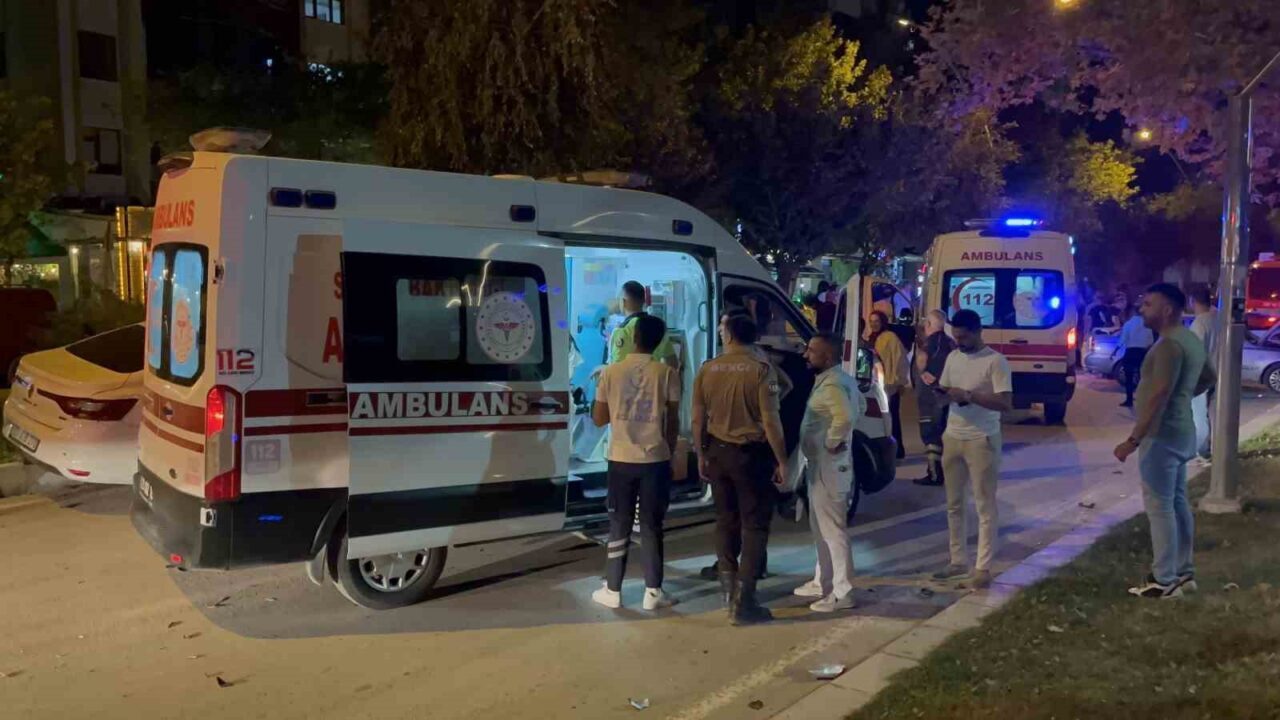 Elazığ'da Sürsürü İmam Efendi Bulvarı’nda bir minibüs ile üç otomobilin