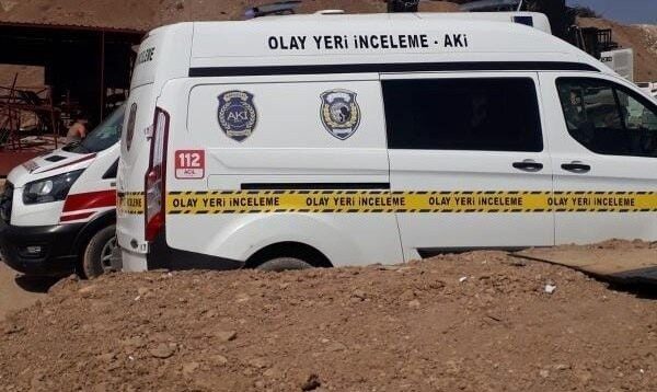 Denizli’nin Beyağaç ilçesinde DESKİ personeli Furkan Derer, su ölçümü sırasında