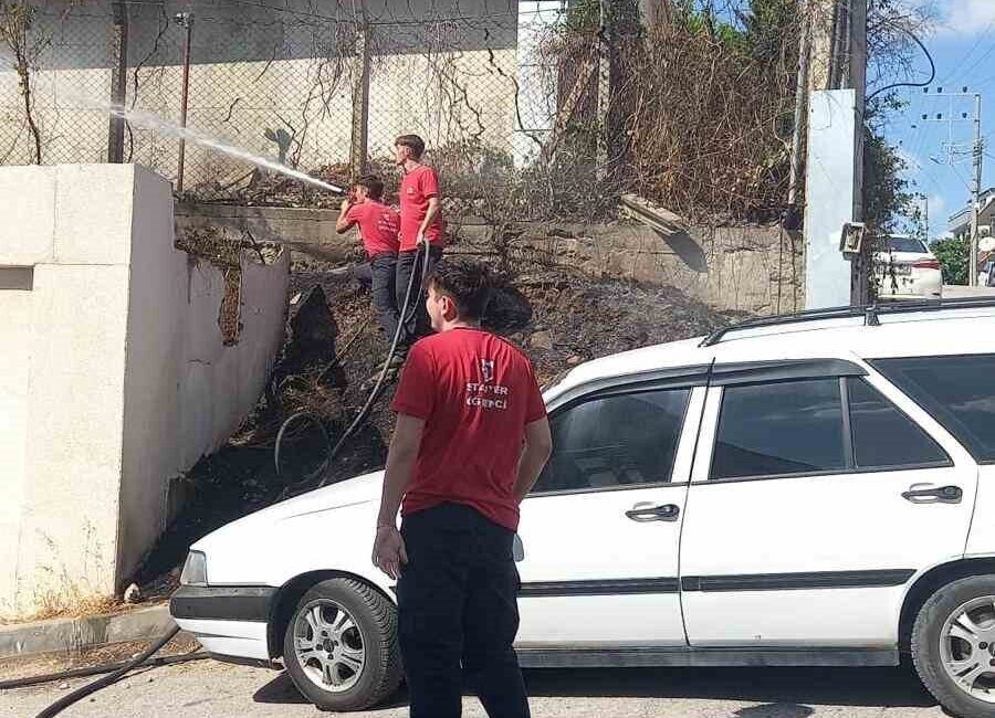 Kocaeli'nin Körfez ilçesinde bir elektrik direğindeki kısa devre, çevredeki kuru