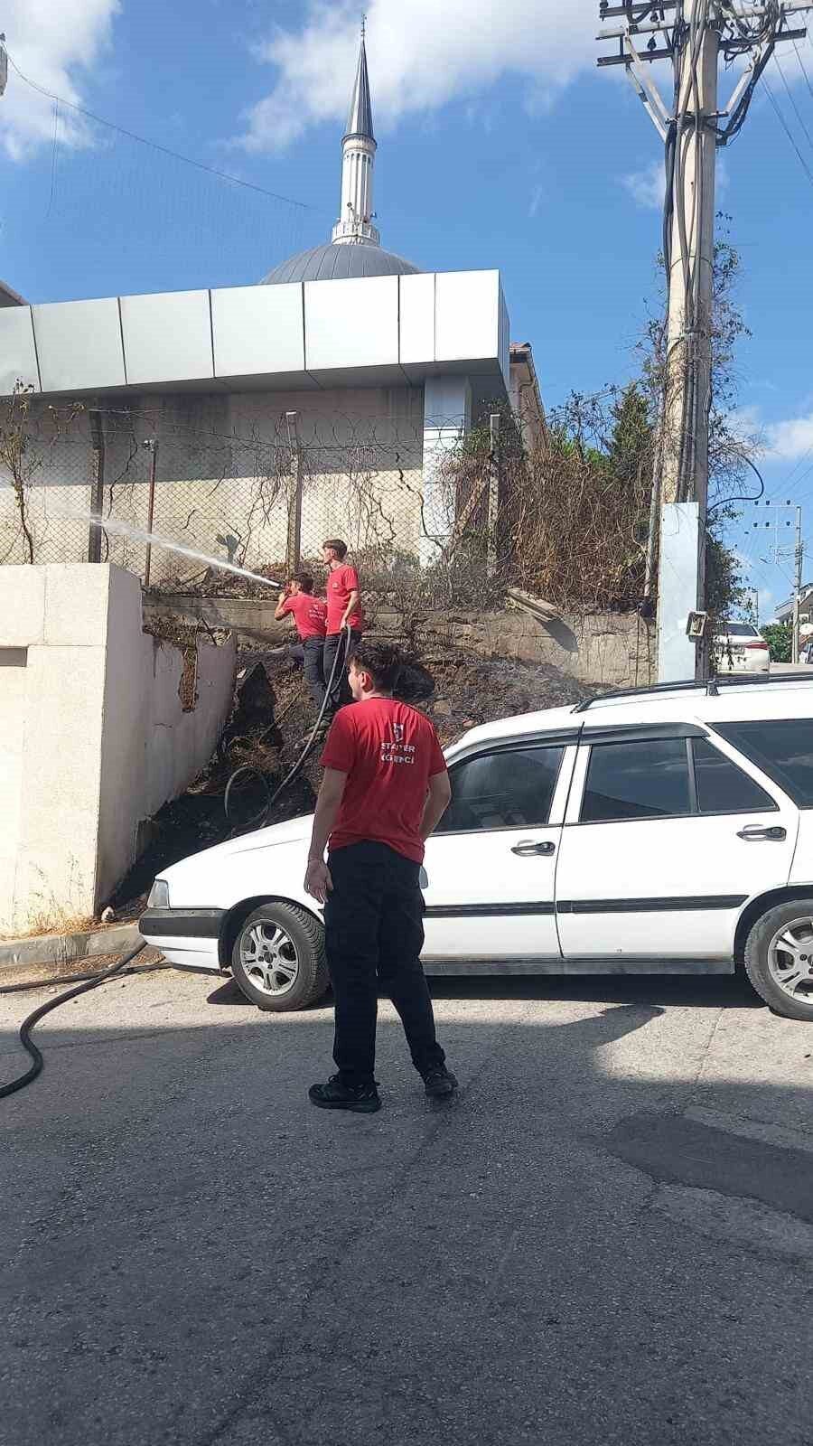 Kocaeli'nin Körfez ilçesinde bir elektrik direğindeki kısa devre, çevredeki kuru
