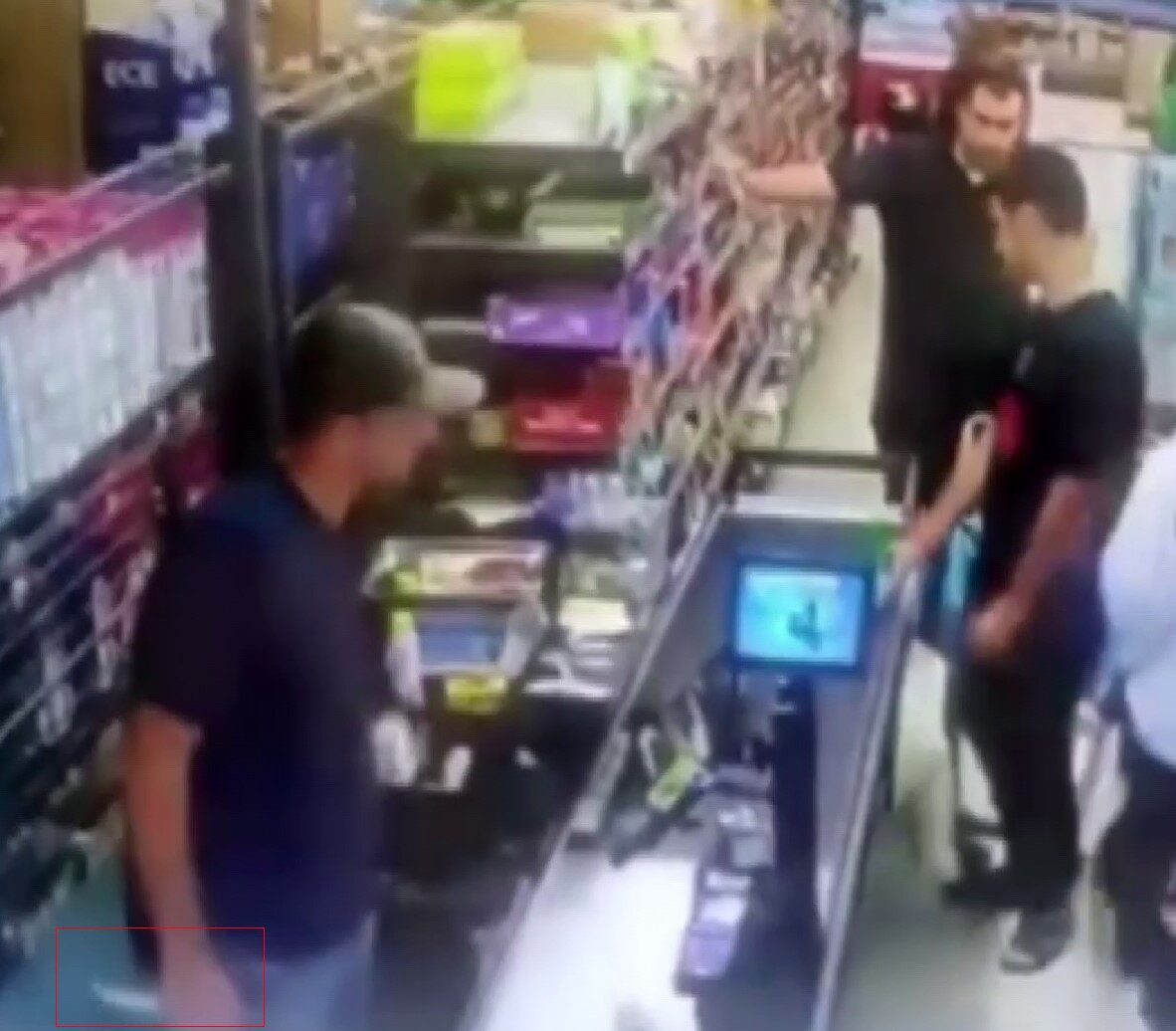 Adıyaman'daki bir markette bıçaklı soygun gerçekleşti. Kimliği belirsiz bir şahıs,