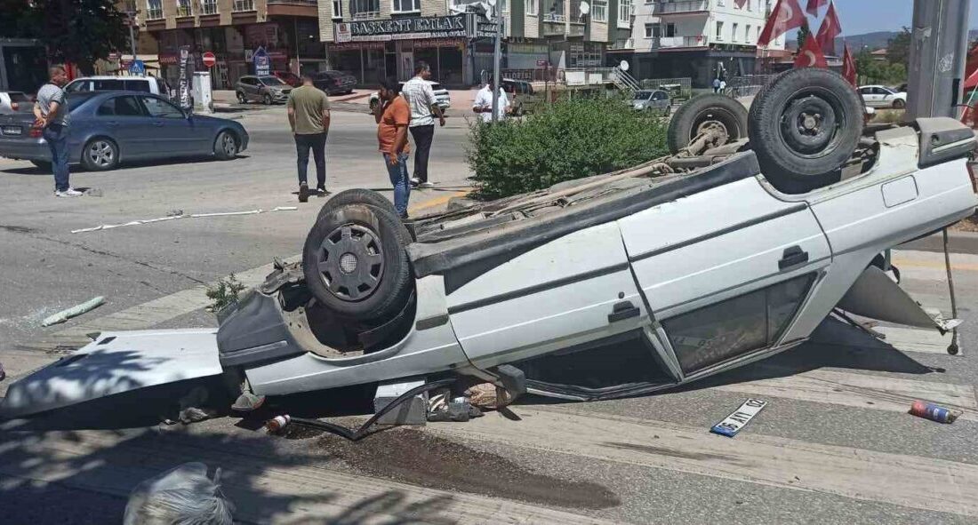 Ankara'nın Kahramankazan ilçesinde, Ramazan Kaya, kontrolsüz çıkan bir araca çarpmamak