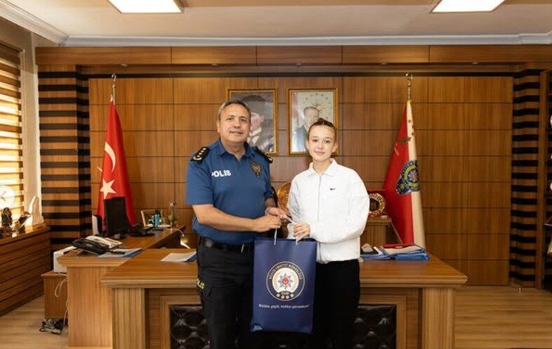 Bilecik İl Emniyet Müdürü Hakan Yılmaz, taekwondo antrenörü Fırat Bedir
