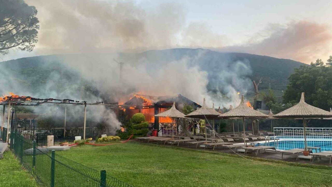 Balıkesir'in Erdek ilçesinde, Ocaklar Mahallesi'nde sabah saatlerinde bir otelin bar