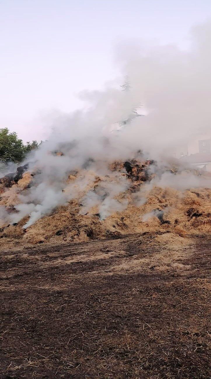 Konya'nın Ereğli ilçesinde Ferdi Kocatürk'e ait 100 ton saman balyasının