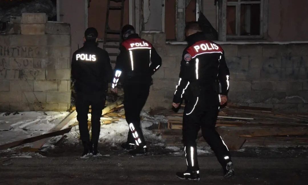 Erzincan'da devriye gezen Yunus timleri, şüpheli bir kişiyi kovalamaca sonucu