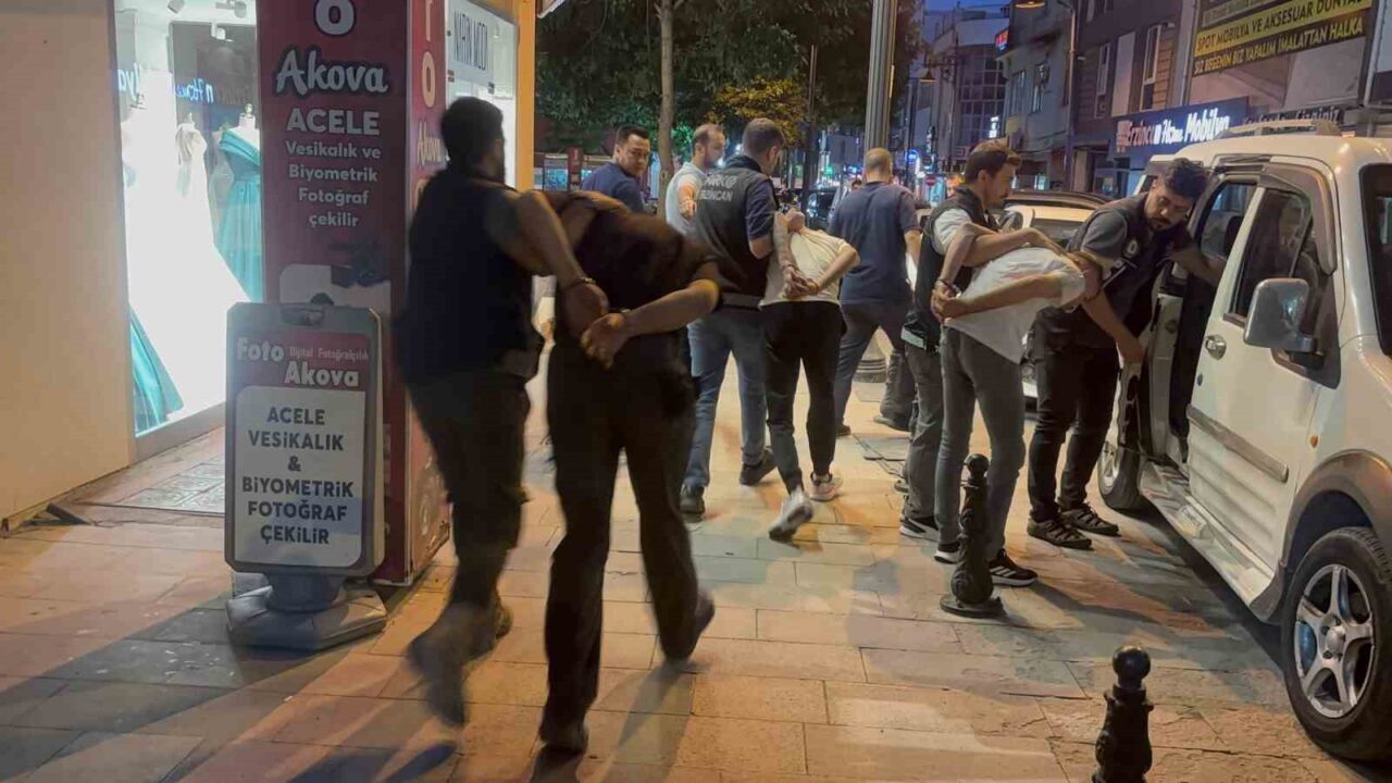 Erzincan'da narkotik polisinin düzenlediği operasyonda, uyuşturucu tacirlerine şok baskın gerçekleşti.