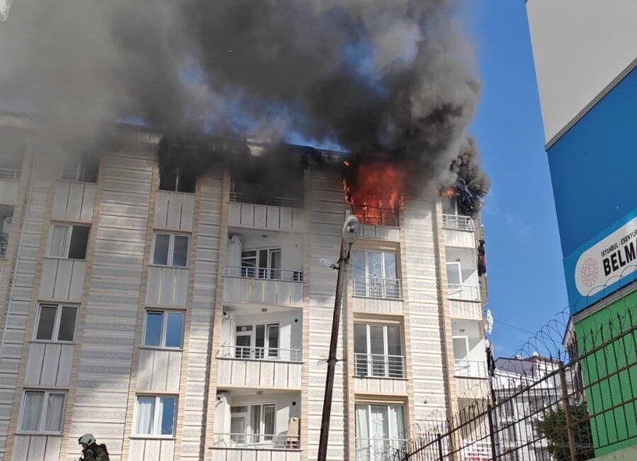 Esenyurt'ta 4 katlı bir binanın en üst katında, saat 09.30