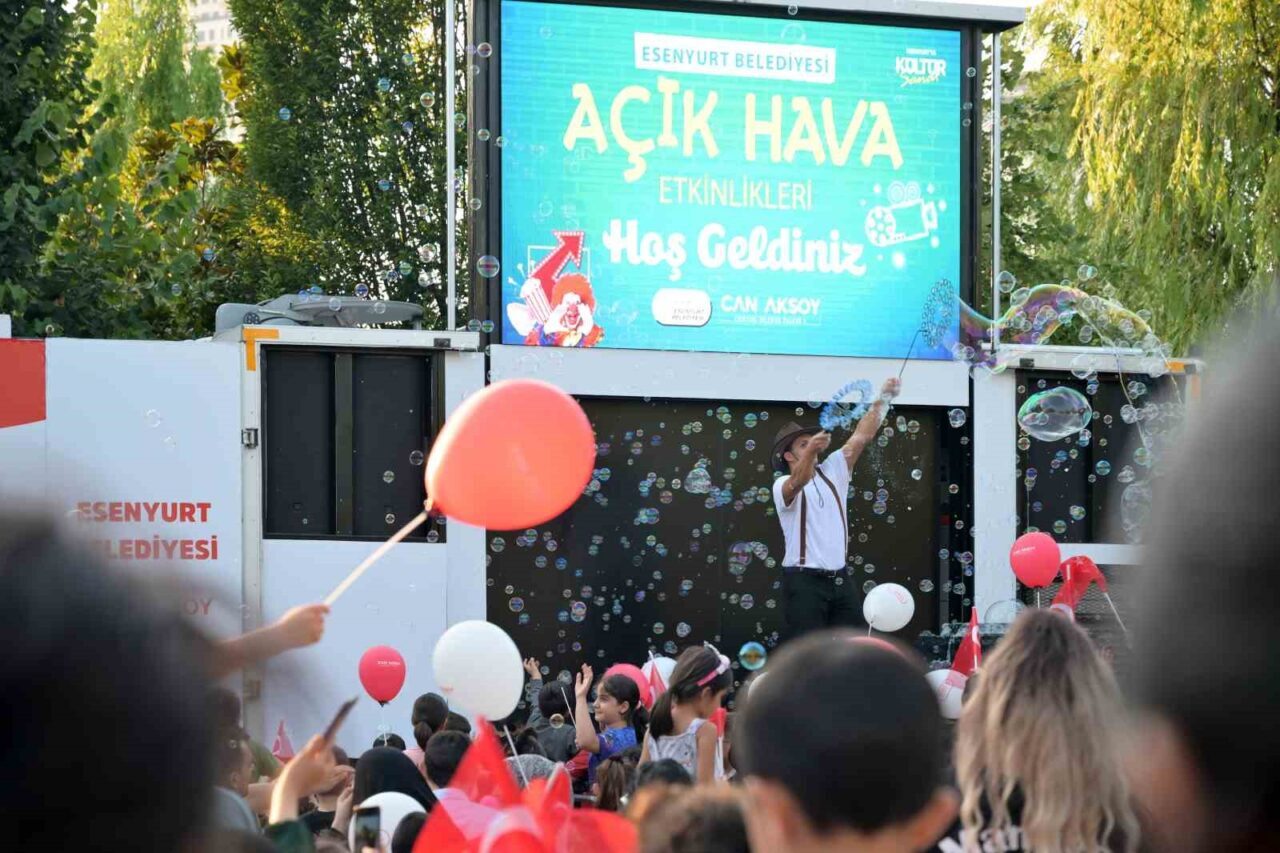Esenyurt Belediyesi, yaz akşamlarını canlı tutmak için düzenlediği açık hava