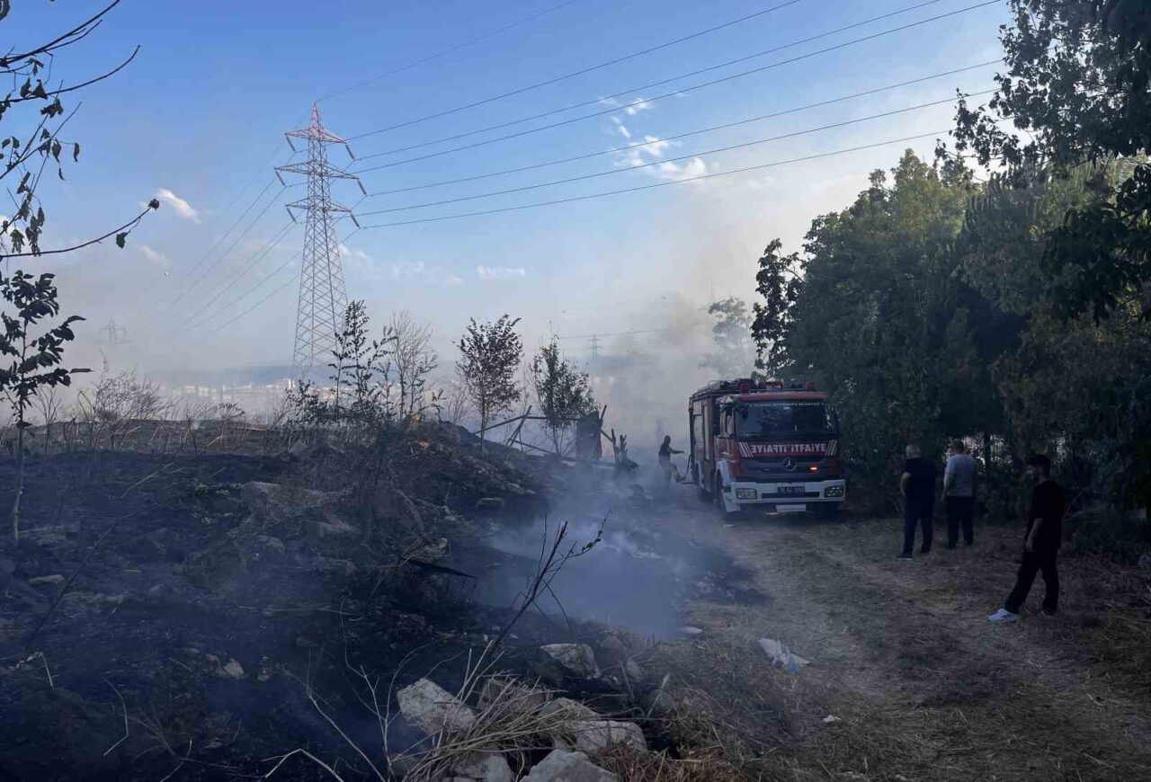 Esenyurt'ta saat 18.00'de E-5 Karayolu yakınındaki otluk alanda çıkan yangın,
