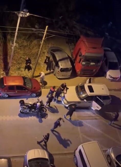 Esenyurt'ta dur ihtarına uymayan sürücü, polisle girdiği kargaşa sonucu yakalandı.