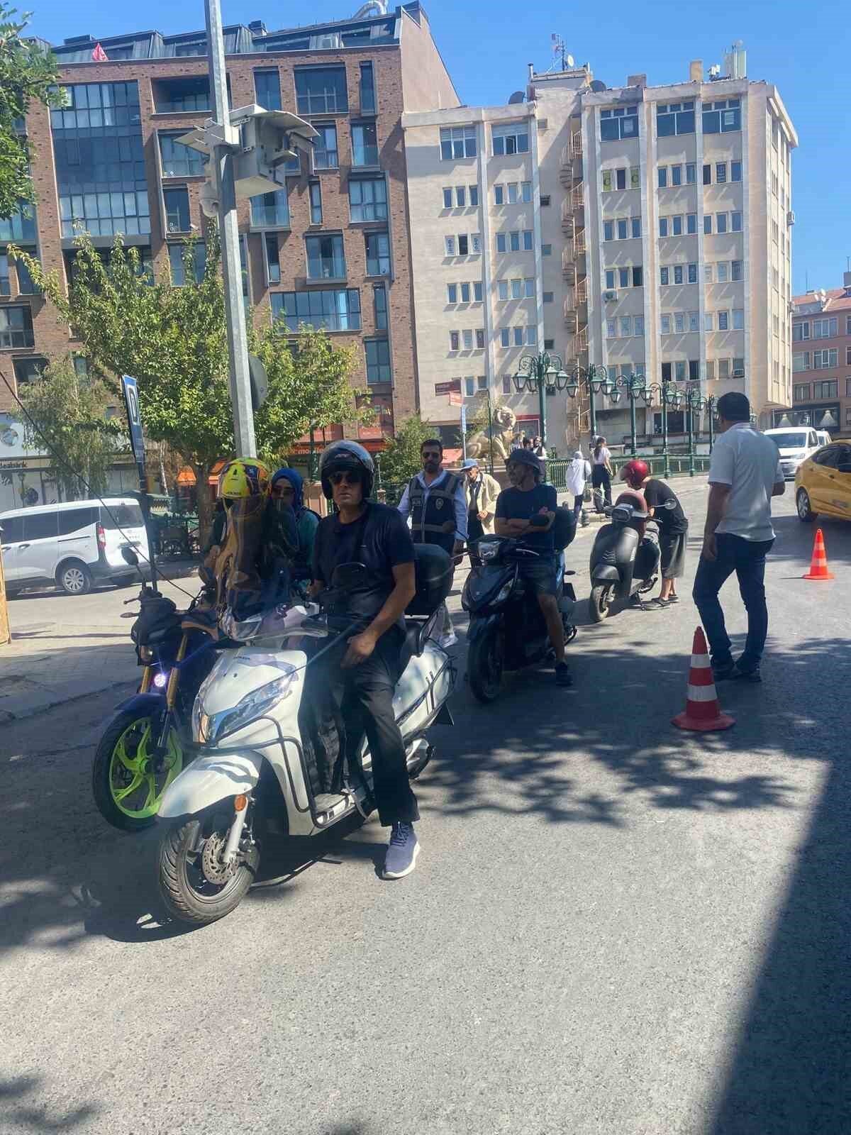 Eskişehir'de artan motosiklet trafiği üzerine, polis ekipleri kasksız ve plakasız