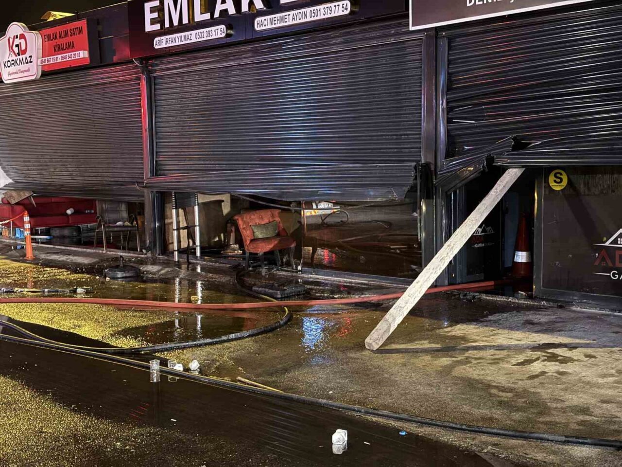 Sakarya’nın Adapazarı ilçesinde bilinçsizce yakılan ateş, 7 dükkandan 4’üne zarar