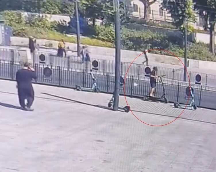İstanbul Fatih'te iki çocuk, demirlere bağlı bir scooter'ı çalarak olay