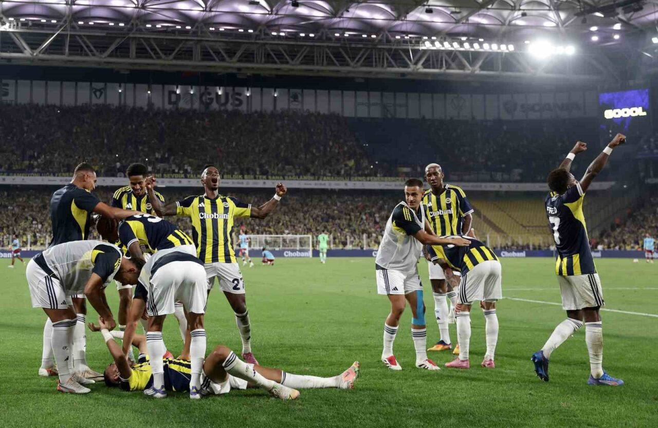 Fenerbahçe, UEFA Şampiyonlar Ligi 3. Eleme Turu rövanşında Feyenoord’u 5-2