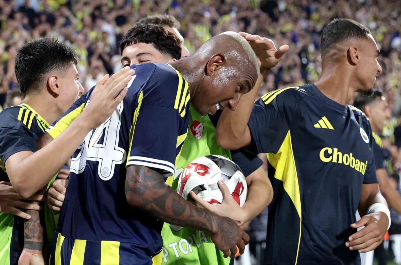 Fenerbahçe, UEFA Şampiyonlar Ligi 3. Eleme Turu'nda Feyenoord'u 5-2 yenerek