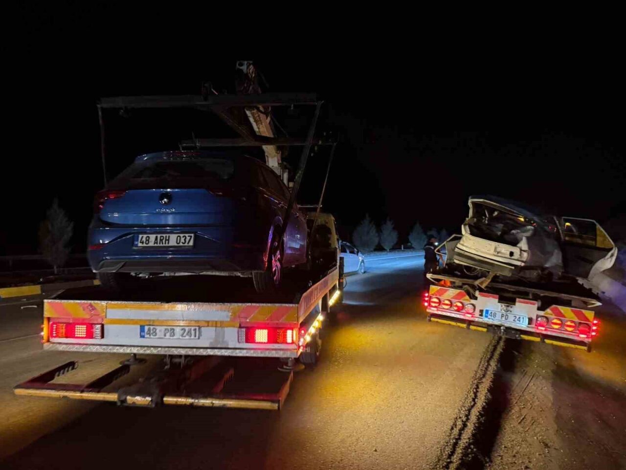 Fethiye'de iki otomobilin çarpışması sonucu O.K. ve M.T. ile yolcu