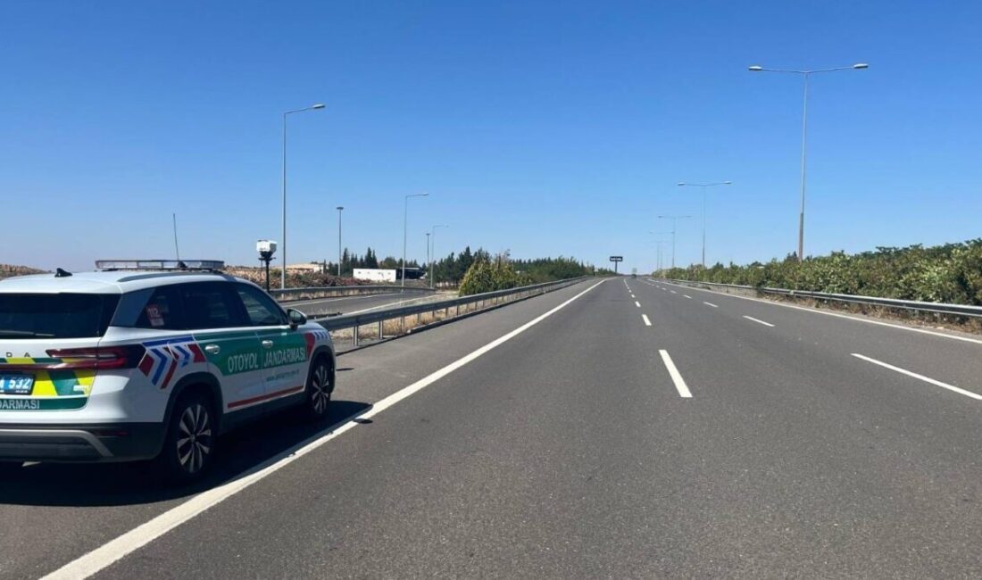 Gaziantep'te jandarma, otoyolda yaptığı denetimlerde hız sınırını ihlal eden 826