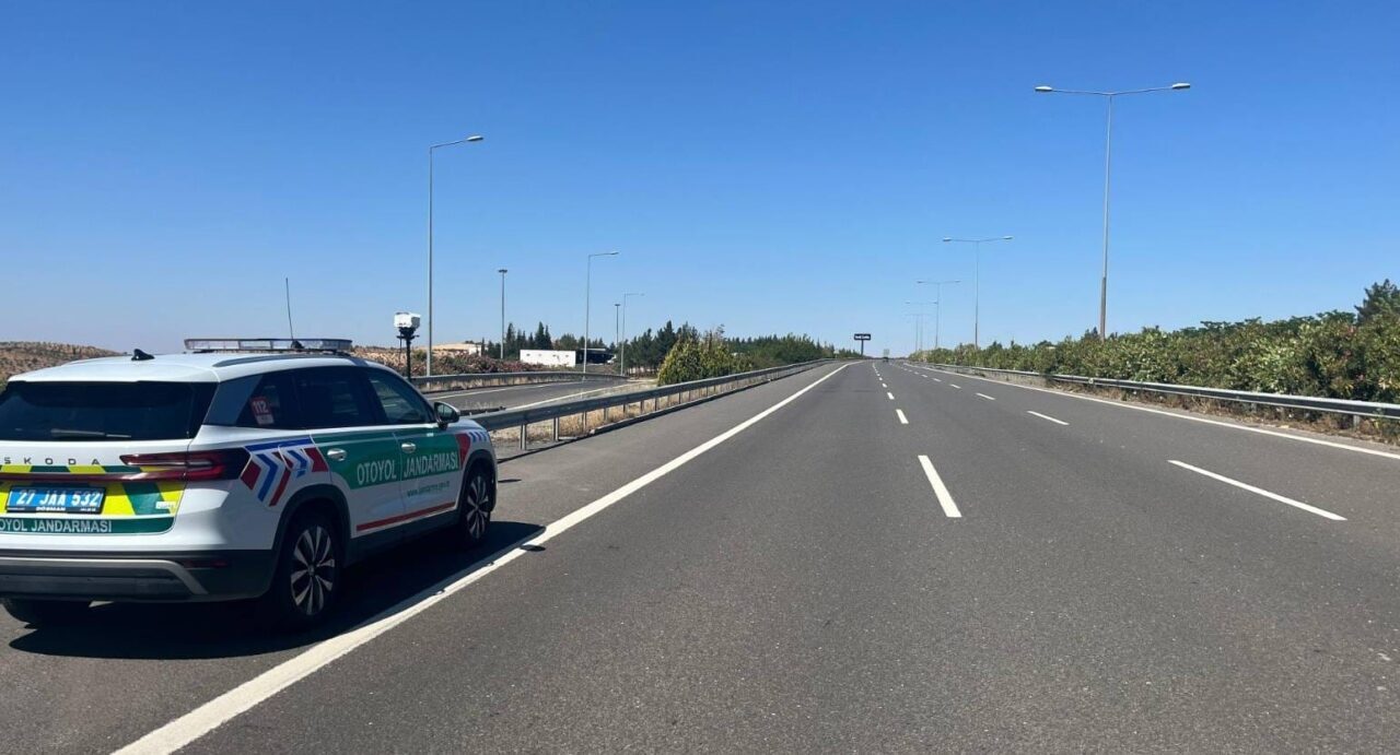 Gaziantep'te jandarma, otoyolda yaptığı denetimlerde hız sınırını ihlal eden 826